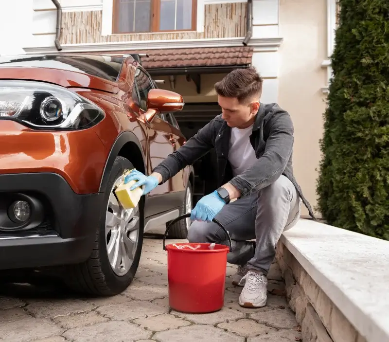 Lavage auto à domicile Bricqueville-la-Blouette : professionnel intervenant sur un véhicule